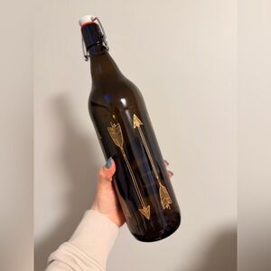 Brassneck Growler 1L Glass Bottle with Gold Arrow Design